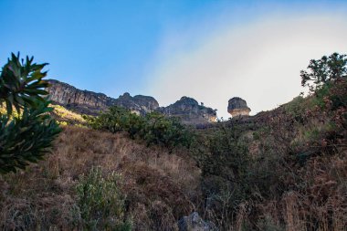 Bir Drakensberg Dağı Sahnesi. The Policemans Helmet 'in Tugela Nehri Vadisi' nden gördüğü düzen. Kraliyet Natal Ulusal Parkı. KwaZulu Natal. Güney Afrika