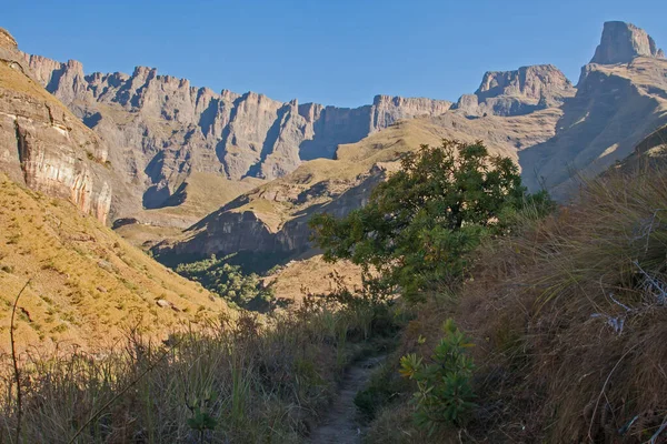 Sentier Randonnée Tugela Gorge Avec Vue Sur Formation Amphithéâtre Dans Images De Stock Libres De Droits