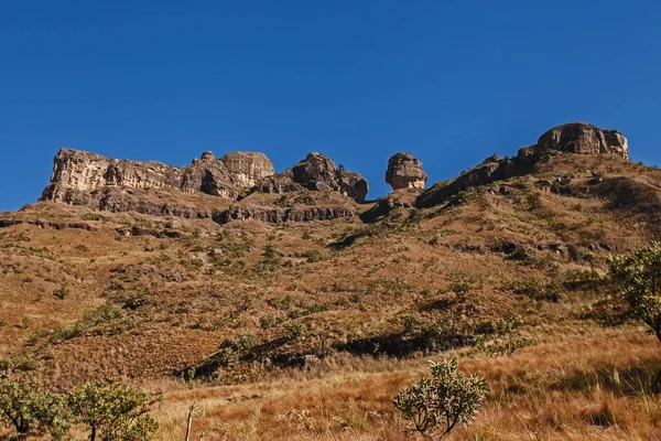 Scena Górska Drakensberg Formacja Kask Policjanta Widziany Doliny Rzeki Tugela — Zdjęcie stockowe