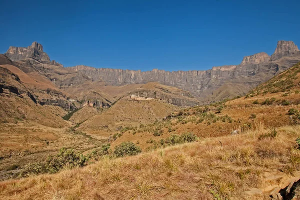 トゥゲラ川渓谷からの円形劇場の形成のパノラマビュー 国立公園に指定 クワズールー ナタール 南アフリカ — ストック写真