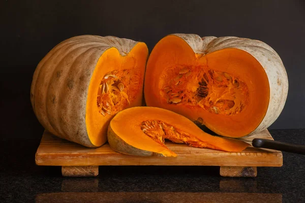 Tahta tepside yeni kesilmiş beyaz bir balkabağı..