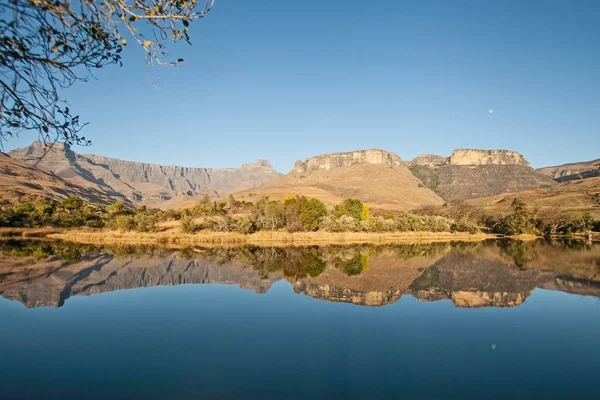 Refleksje Nad Formacją Amfiteatralną Spokojnym Jeziorze Drakensberg Parku Narodowym Royal — Zdjęcie stockowe