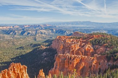 Bryce Canyon Ulusal Parkı 'nın ünlü kabadayılarının panoramik manzarası