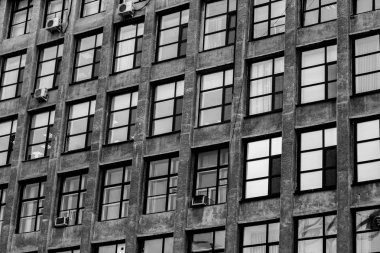 Bir şehir caddesinde mimaride geometri.