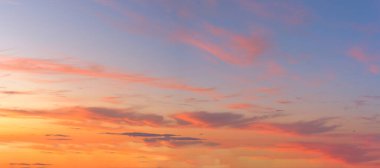 Pembe renkli bulutlarla mavi-pembe bir günbatımı manzarası. Gün batımı ufukta. Pankart için fotoğraf. Metin için boşluk