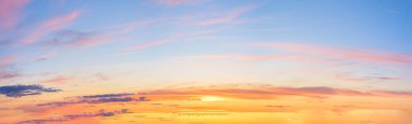 Pembe renkli bulutlarla mavi-pembe bir günbatımı manzarası. Gün batımı ufukta. Pankart için fotoğraf. Metin için boşluk