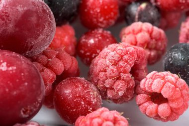 Donmuş ahududuların arka planı, buzla kaplı taze böğürtlenler, üst manzara. makro fotoğraf yakın plan.