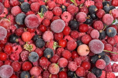 donmuş kiraz, ahududu, kuşüzümü torbalarda, yukarıdan yakından görüntü..