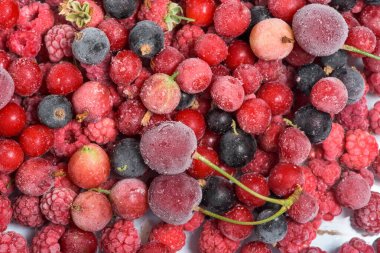 donmuş kiraz, ahududu, kuşüzümü torbalarda, yukarıdan yakından görüntü..