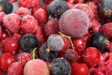 donmuş kiraz, ahududu, kuşüzümü torbalarda, yukarıdan yakından görüntü..