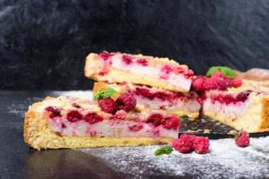 ahududu turtası ve olgun ahududu ev yapımı, süzme peynirli, koyu bir arka planda kesilmiş, metin için en iyi manzara..