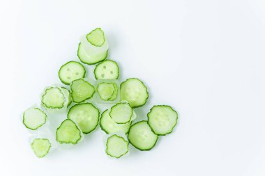 Evde yüz ve vücut bakımı için salatalıklı kozmetik buz küpleri, kişisel bakım, kaplıca tedavileri, cilt temizleme, doğal organik kozmetik ürünleri..