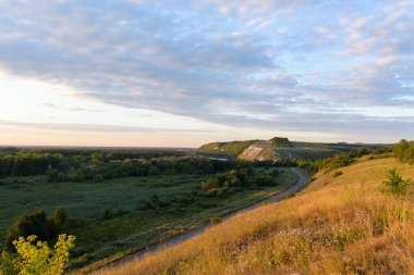 Tebeşir dağları ve nehir gün doğumunda. Yaz sabahı erken saatlerde. Doğal manzaranın panoraması.