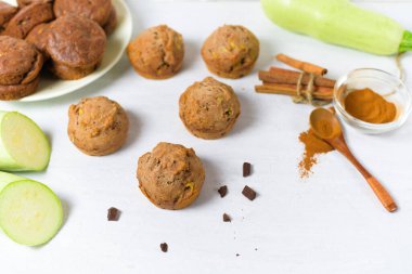 Kabak ve muzlu çikolatalı kek. ev yapımı ıslak vejetaryen kekleri, arka planda üst manzara. Mutfakta kek pişiriyorum. Sağlıklı yemek için vejetaryen ekmeği.