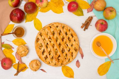 Sonbahar pişirme konsepti. Geleneksel sonbahar elmalı turta pişirme, arka planda hafif fotokopi alanı. Elma ve tarçınlı ev yapımı tatlı..
