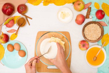 Elma gevreği, adım adım tarifi ve hafif arka plan manzaralı ev yemeği malzemeleri karışımı. Tarçın ve yulaf ezmeli geleneksel sonbahar tatlısı, tatlım..