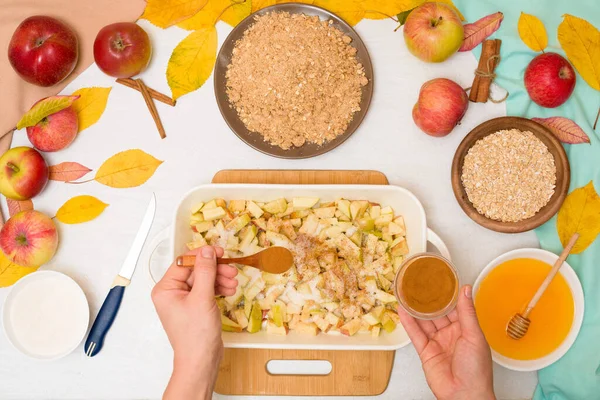 Croccante Mele Poco Poco Ricetta Mescolando Gli Ingredienti Cucina Casalinga — Foto Stock