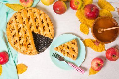 Sonbahar pişirme konsepti. Geleneksel sonbahar elmalı turta pişirme, arka planda hafif fotokopi alanı. Elma ve tarçınlı ev yapımı tatlı..