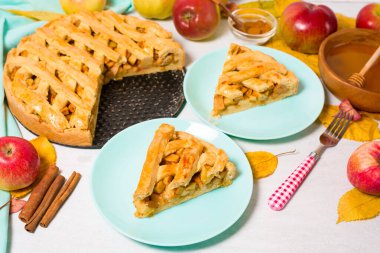 Sonbahar pişirme konsepti. Geleneksel sonbahar elmalı turta pişirme, arka planda hafif fotokopi alanı. Elma ve tarçınlı ev yapımı tatlı..