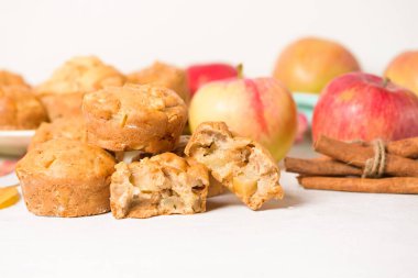 Ev yapımı Apple kekleri, kekler, açık arkaplan, sarı yapraklar. Sonbahar pişirme ve sonbahar hasat konsepti. Kek parçalara ayrılır, elma ile doldurulur..