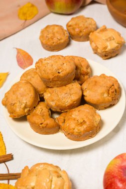 Ev yapımı Apple kekleri, kekler, açık arkaplan, sarı yapraklar. Sonbahar pişirme ve sonbahar hasat konsepti. Kek parçalanmış, Apple ile dolmuş. Kapat..