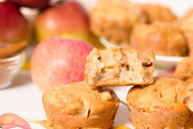 Ev yapımı Apple kekleri, kekler, açık arkaplan, sarı yapraklar. Sonbahar pişirme ve sonbahar hasat konsepti. Kek parçalanmış, Apple ile dolmuş. Kapat..