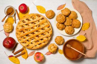 Mevsimlik elma ve tarçınlı bal ile sonbahar pişirme konsepti. Elmalı turta, kek, kek. Sonbahar sarı yapraklı açık arkaplan manzarası