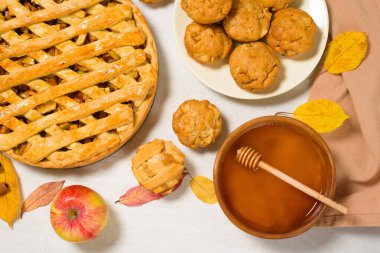 Mevsimlik elma ve tarçınlı bal ile sonbahar pişirme konsepti. Elmalı turta, kek, kek. Sonbahar sarı yapraklı açık arkaplan manzarası