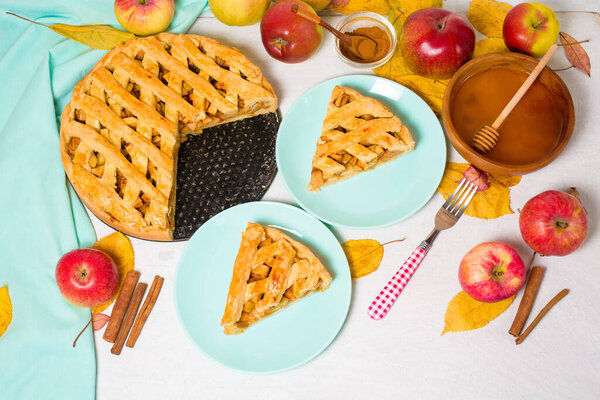 Концепция осенней выпечки. Приготовление традиционного осеннего яблочного пирога, светлое фоновое пространство для копирования. домашний сладкий десерт с яблоками и корицей.