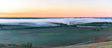 Güneşin doğuşu, sabah erken saatlerde nehir manzarasının üzerindeki sis. Güneş doğmadan önce pembe gökyüzü. arkaplan resmi.