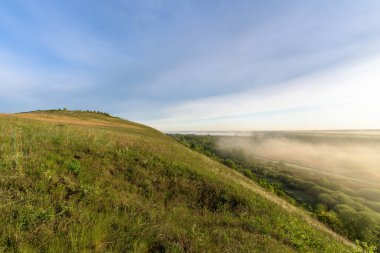 Güneşin doğuşu, sabah erken saatlerde nehir manzarasının üzerindeki sis. Güneş doğmadan önce pembe gökyüzü. arkaplan resmi