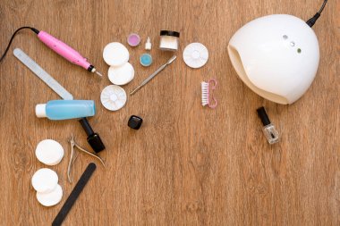 Tırnak cilası, ultraviyole lamba, tırnak törpüsü ve makas kullanarak evde pedikür yap. Kendine iyi bak ve evden çıkma. Çivi boyası ve ultraviyole lambada kurutma işlemi. Üst görünüm, düz görünüm.