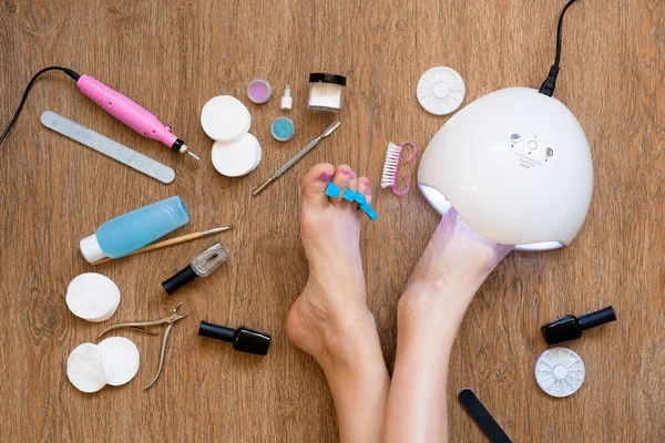 Pedicure Thuis Met Nagel Poolse Lampen Nagel Bestanden Schaar Zorg — Stockfoto