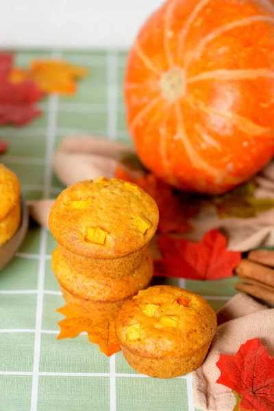 Mevsimlik balkabağı ve tarçın baharatlarıyla balkabağı kekleri pişirmek. Hem de yukarıdan. Balkabağı ve sarı yapraklı sonbahar kompozisyonu.