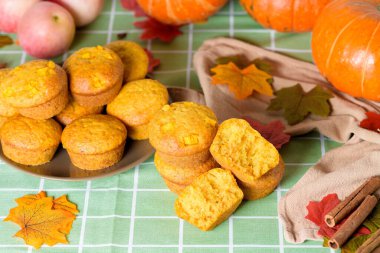 Şükran günü için balkabaklı kek ve balkabağı. Balkabağı ve akçaağaç yapraklarından oluşan sonbahar kompozisyonu..
