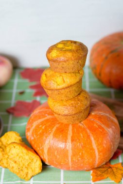 Şükran günü için balkabaklı kek ve balkabağı. Balkabağı ve akçaağaç yapraklarından oluşan bir sonbahar kompozisyonu. Kek parçalara ayrıldı..