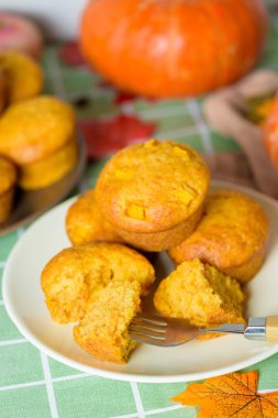 Şükran günü için balkabaklı kek ve balkabağı. Balkabağı ve akçaağaç yapraklarından oluşan bir sonbahar kompozisyonu. Kek parçalara ayrıldı..