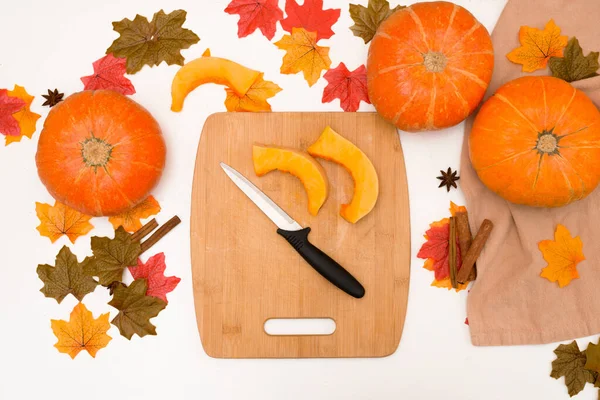 Rebanar Una Calabaza Con Cuchillo Negro Una Tabla Para Cocinar — Foto de Stock