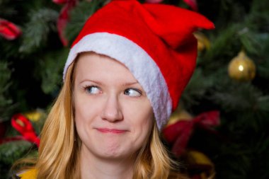 Noel Baba'nın şapkalı güzel bir kızın portresi