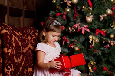 Hediye ile Noel Baba şapkalı bir kız