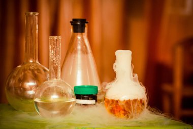 Kimyasal ve fiziksel deneyler, test tüpleri, şişeler, beyaz duman