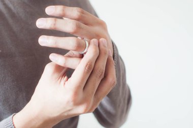 Gümüş yüzüğü bir adamın elinde yakın çekim