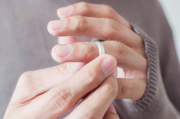 Закрыть руки человека, носящего серебряное кольцо — стоковое фото