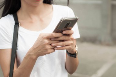 Genç bir kadın bir akıllı telefon kullanıyor