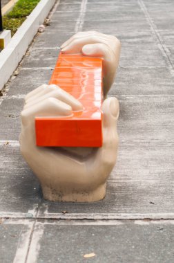 Bir tezgah eller heykel kaldırıma ile