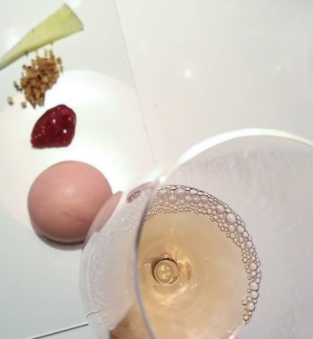 Güzel leylak Gloxinias çiçeklerle arka plan bulanıklaştırır 