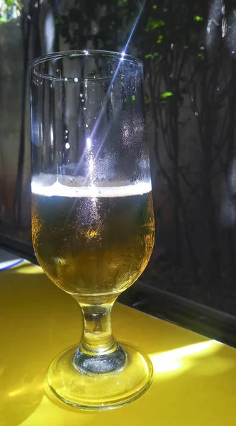 Glas Bier Tafel — Stockfoto