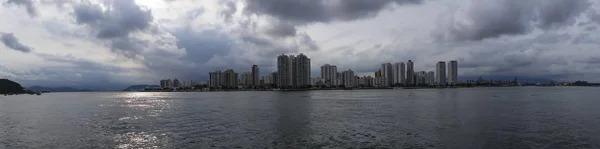 Πόλη Κτίρια Και Την Παραλία Την Ίδια Στιγμή Guaruja Πόλης — Φωτογραφία Αρχείου