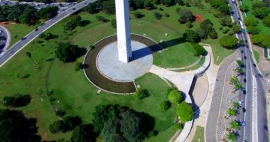 Büyük dikilitaş içinde şehir Sao Paulo, bir yeşil çim çevresinde, Brezilya, Güney Amerika 