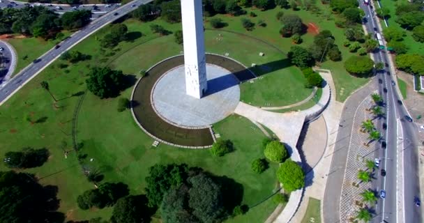 Großer Obelisk Der Stadt Sao Paulo Mit Grünem Rasen Brasilien — Stockvideo